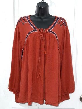 Spade & Heart peasant blouse, V-neckline with a tassle tie, detailed embroidery